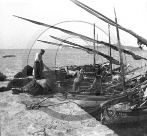 BA 508 region de Toulon embarquement de filets sur le jeune Victorien a cote Madeleine dpt 83  .jpg