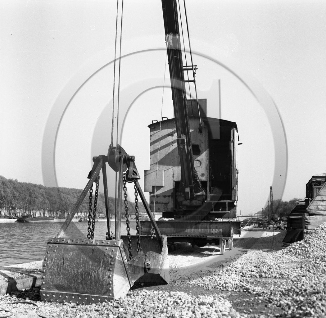 BA 1537 grue sur rails sur berge .jpg