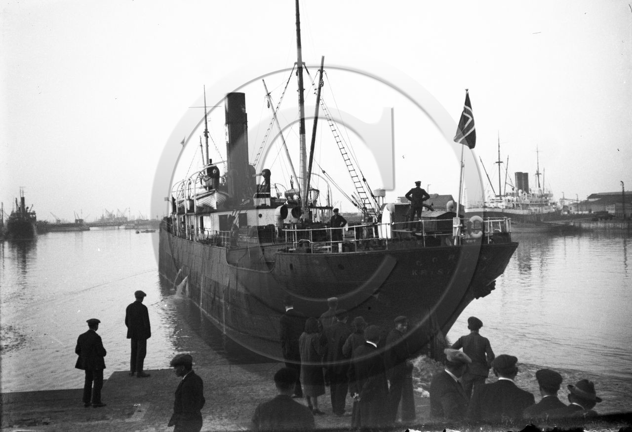 BA 1026 cargo manoeuvrant dans un port .jpg