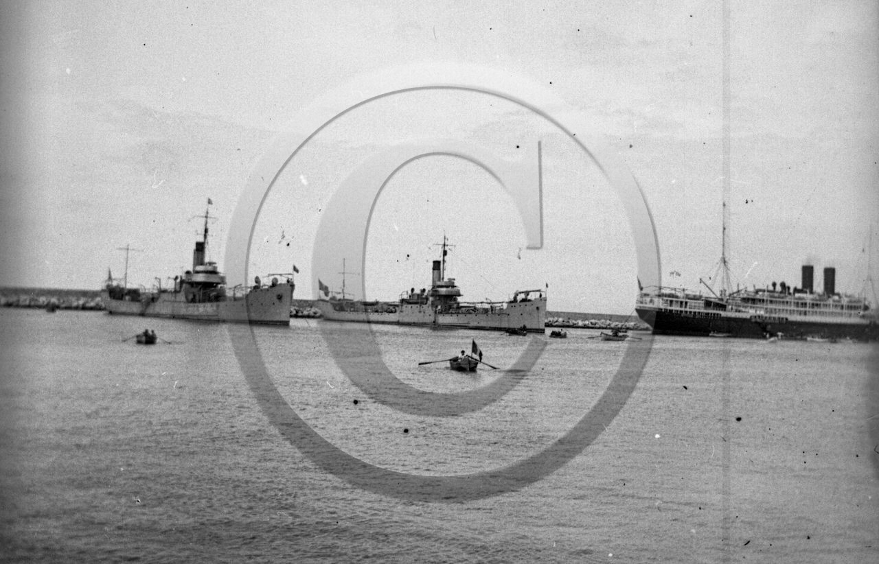 BA 39 navires de guerre et paquebot  .jpg