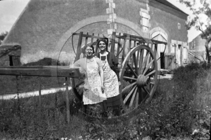 AG 708 jeunes filles devant tombereau .jpg