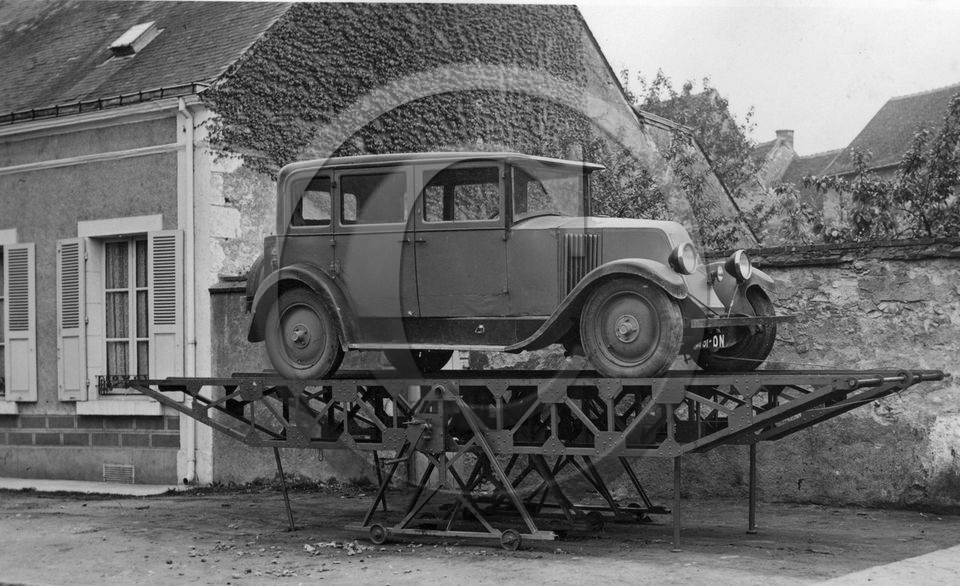 AU 4247 Renault sur pont a manivelle et cable .jpg