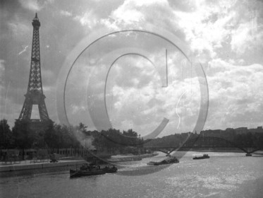 BA 315 remorqueur et péniches    Paris.jpg