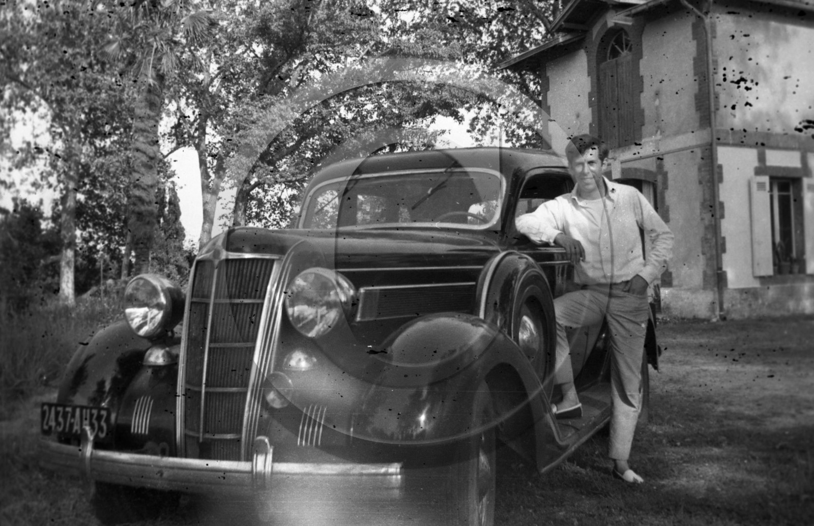 AU 435 Chrysler 6 airstream 1935 .jpg