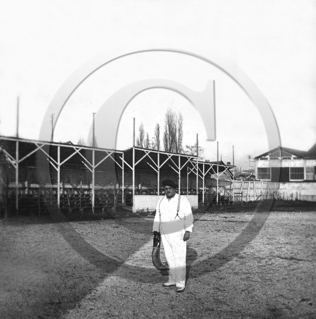 vi  1987   homme chistéra villa fronton     dpt 64  .jpg