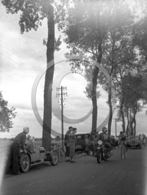 mov 193 course velo et moto sur le cote voirure de sport .jpg