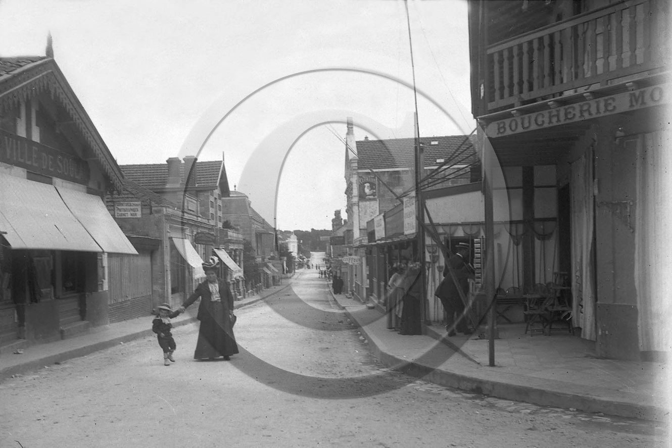 vi  256 Soulac  une rue, boucherie.jpg