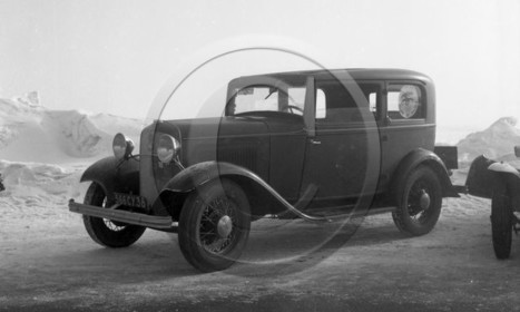 AU 758 Ford B 40 tudor 1932 .jpg