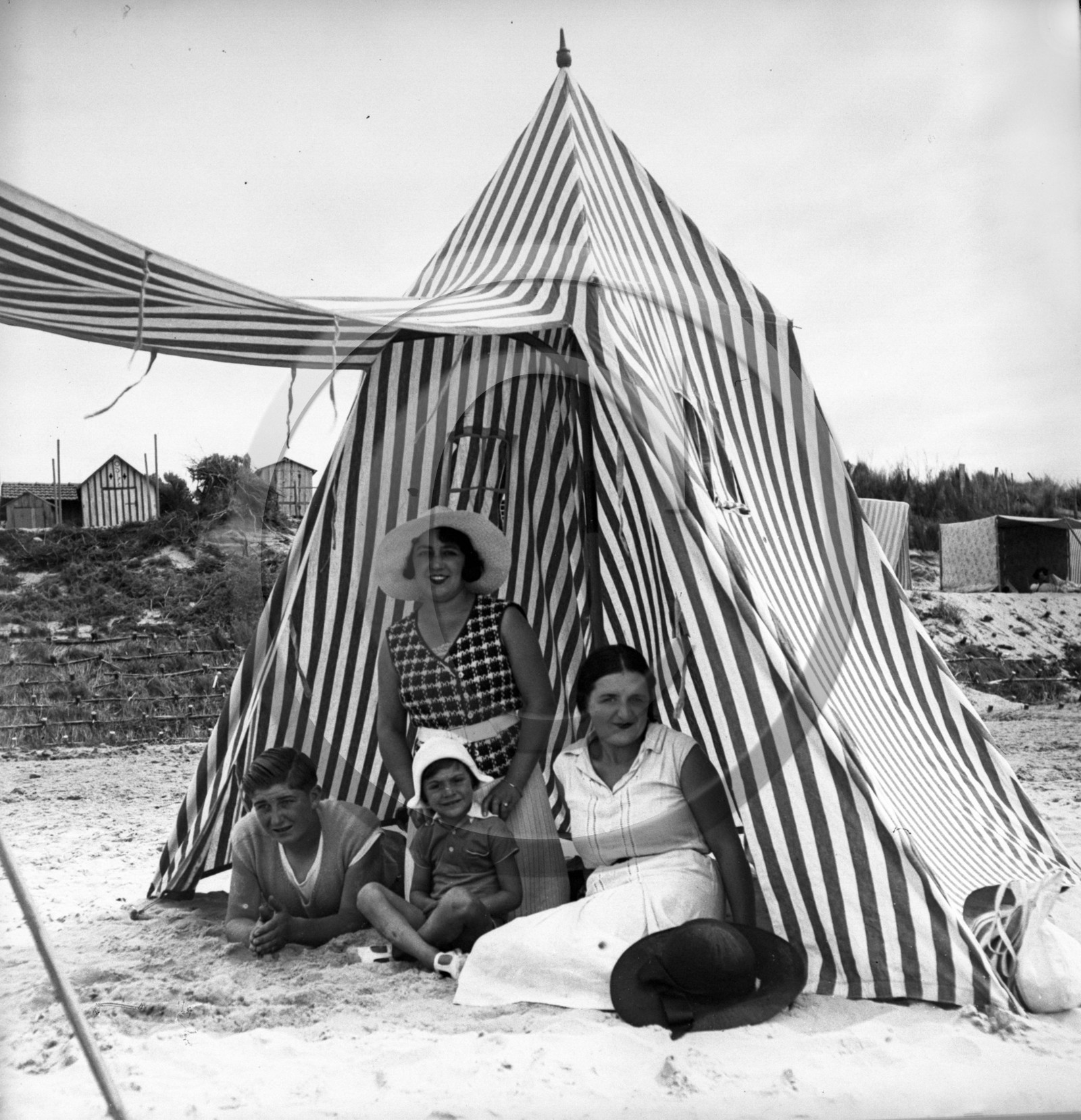 vi  1750 Montalivet en 1931 sous la tente  dpt 33.jpg