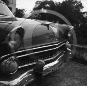 AU 455 Ford Fairlane berline 4 portes .jpg