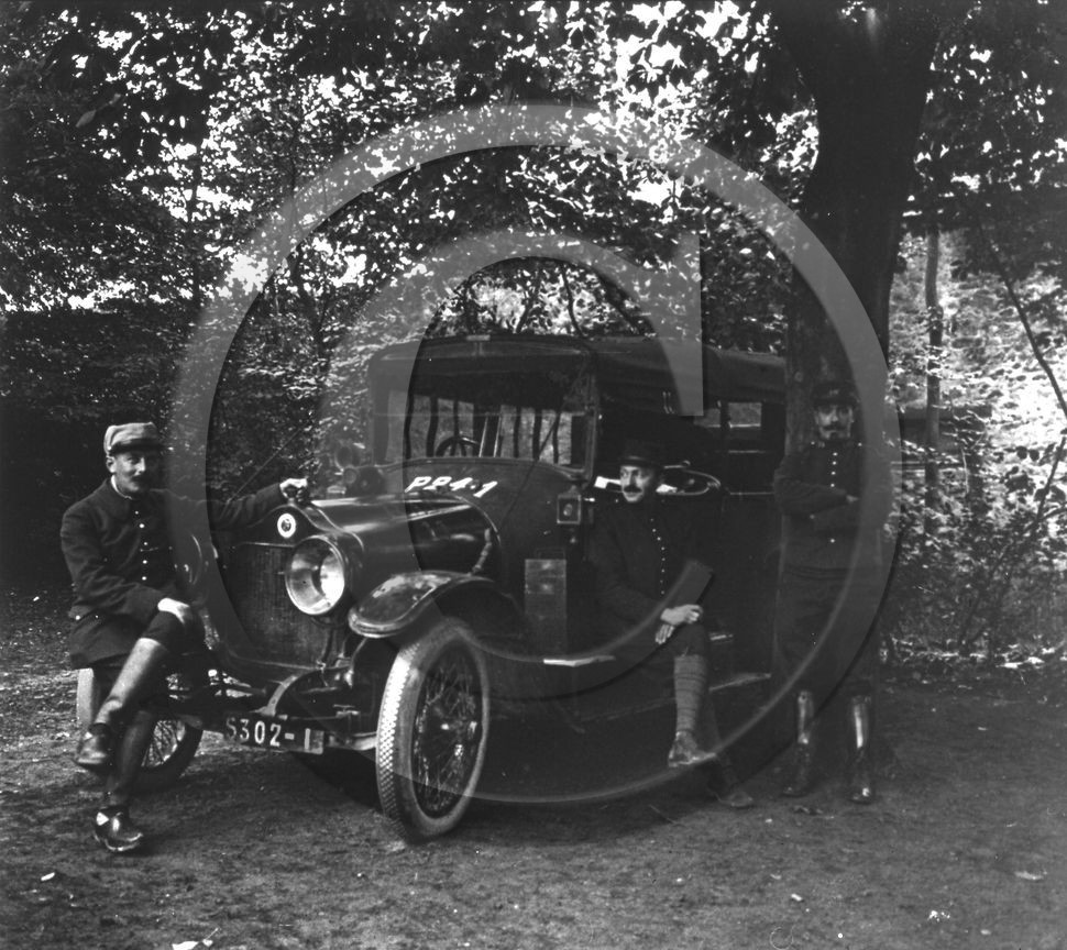 AU 4349  ancetre a identifier avec militaires .jpg