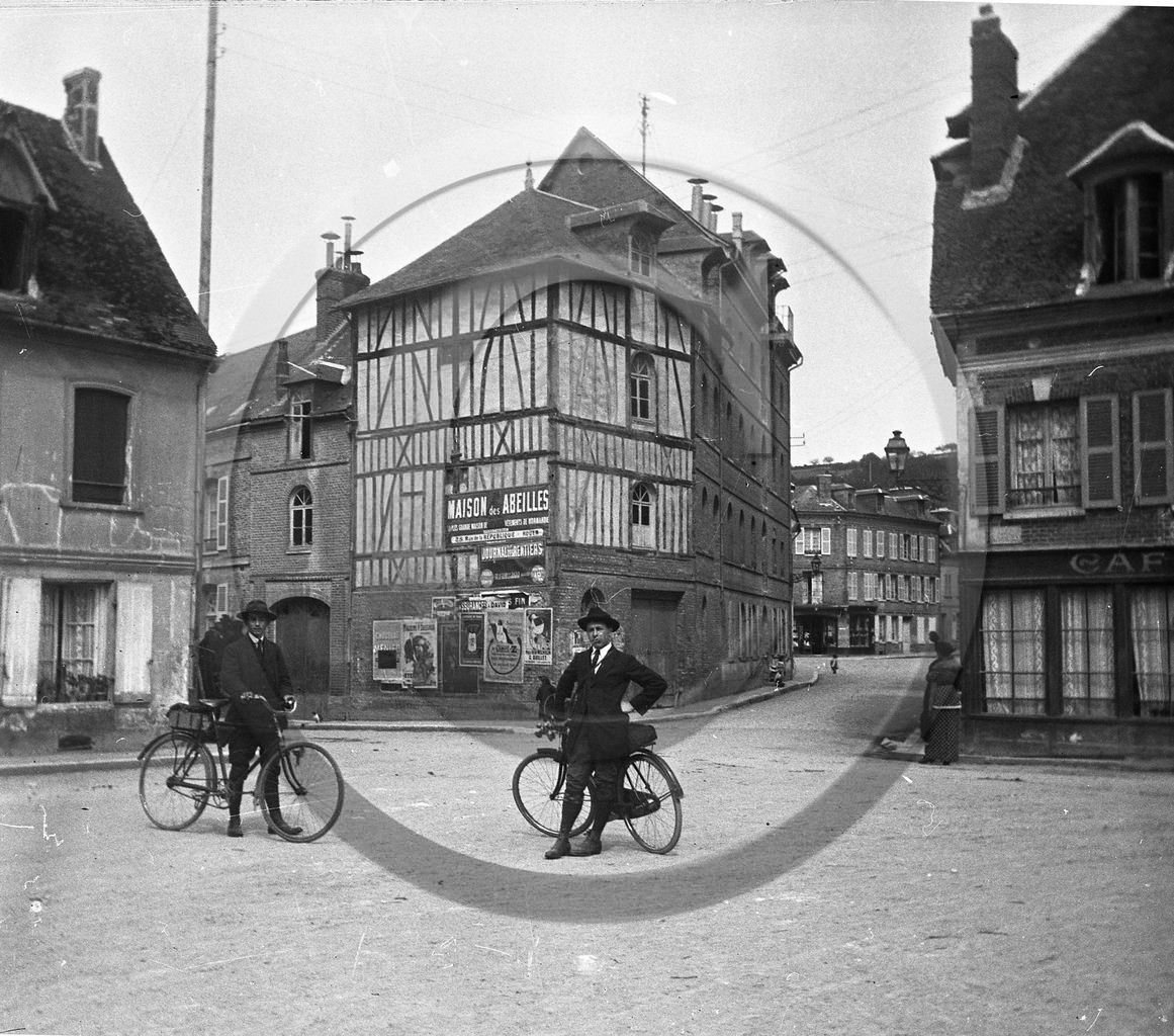 vi  1660        normandie pub maison des abeilles Rouen.jpg