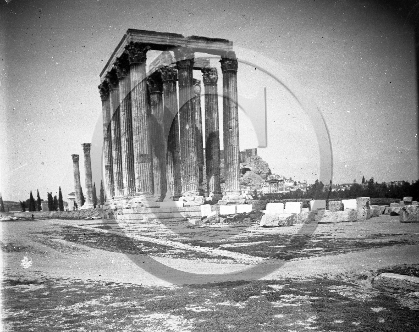 Colonnes du Temple de Zeus avec Acropole et Parthénon en arrière-plan, Athènes, Grèce, vers 1900.jpg