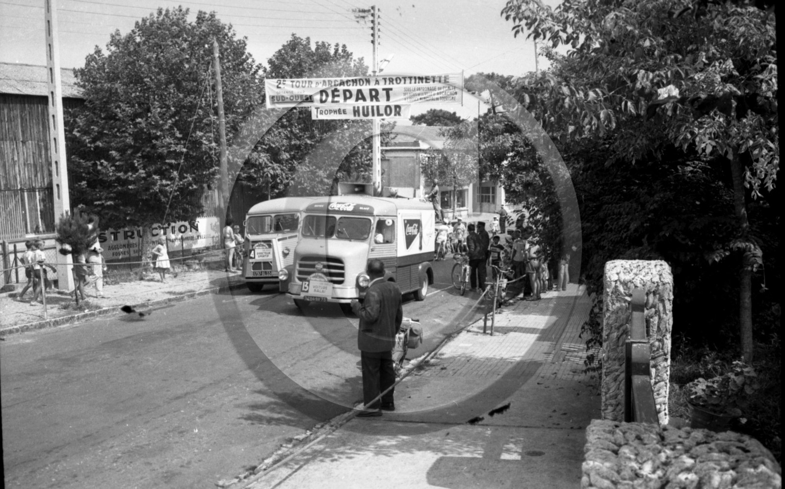 2 eme tour d' Arcachon course de trotinette le départ HY et voiture coca cola  .jpg