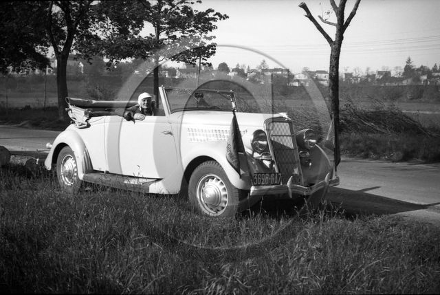 AU 3911 Ford V 8-48  4 places sous capote Carrosserie Janer 1935 .jpg