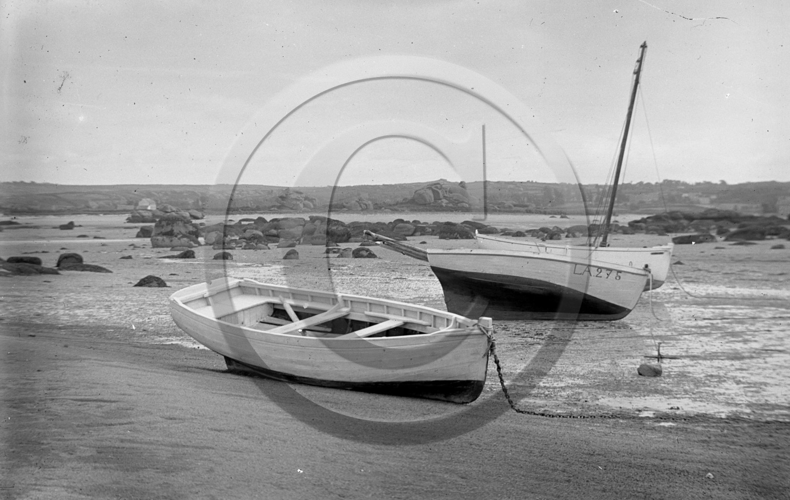 vi  1242                       3 canots échoués dont LA 275  quartier maritime de Lannion dpt 22 .jpg