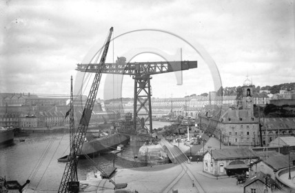 vi  1236  Brest l'arsenal la penfeld le Foch sous la grue.jpg