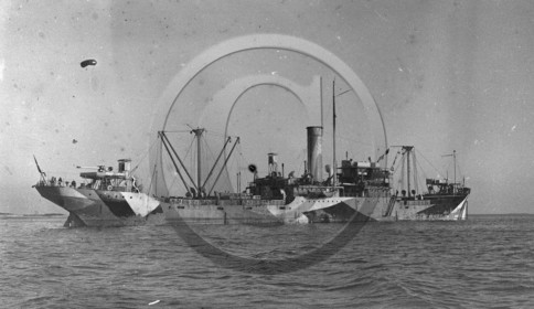 BA 1260 navire de guerre camoufle .jpg