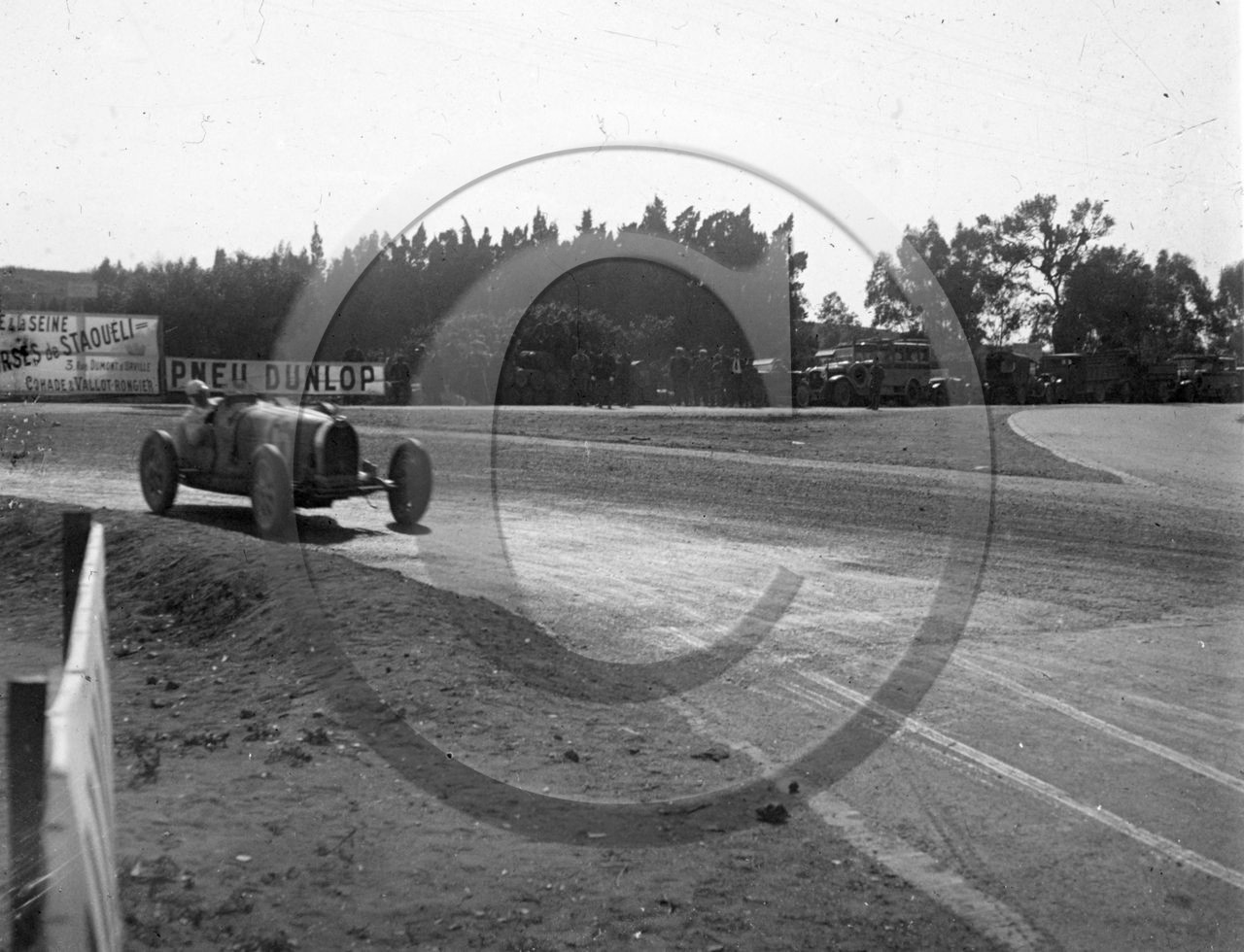 AUC 59 Saouéli 7-4-1929 Lehoux sur Bugatti n° 16 au virage de la Brijda .jpg