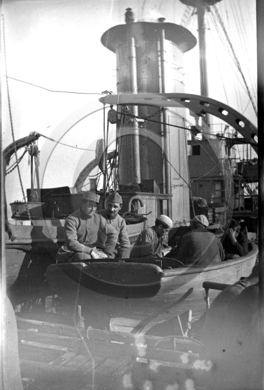 BA 9bateau de guerre  militaire dans une annexe .jpg