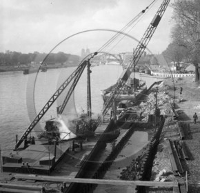 BA 1559 grues sur pontons Paris .jpg