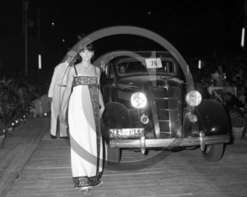 AU 1392 Chrysler 6 airstream sedan 1935 .jpg