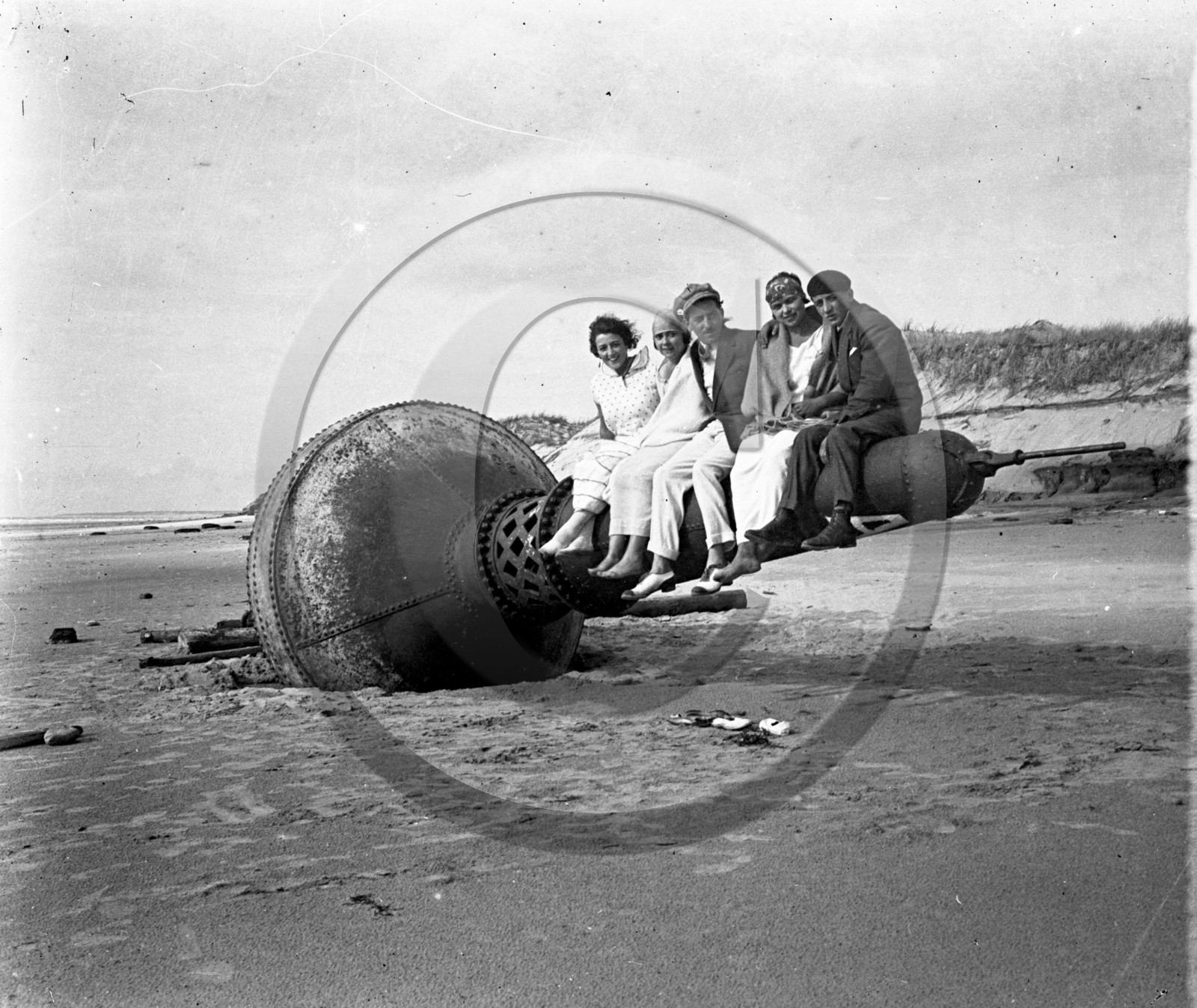 vi  1760 Montalivet la bouée sur la plage  dpt 33 .jpg