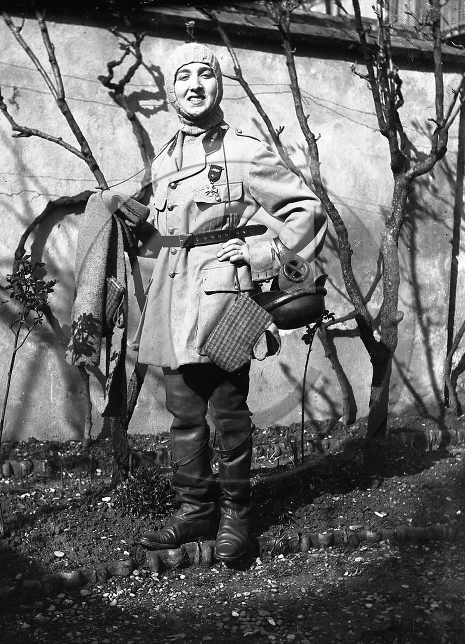 avi  femme habillée en pilote décorée.jpg