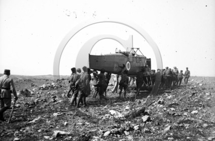 avi 164 carlingue de Breguet XIV  de reconnaissance tracte par militaires dans un desert de pierres .jpg