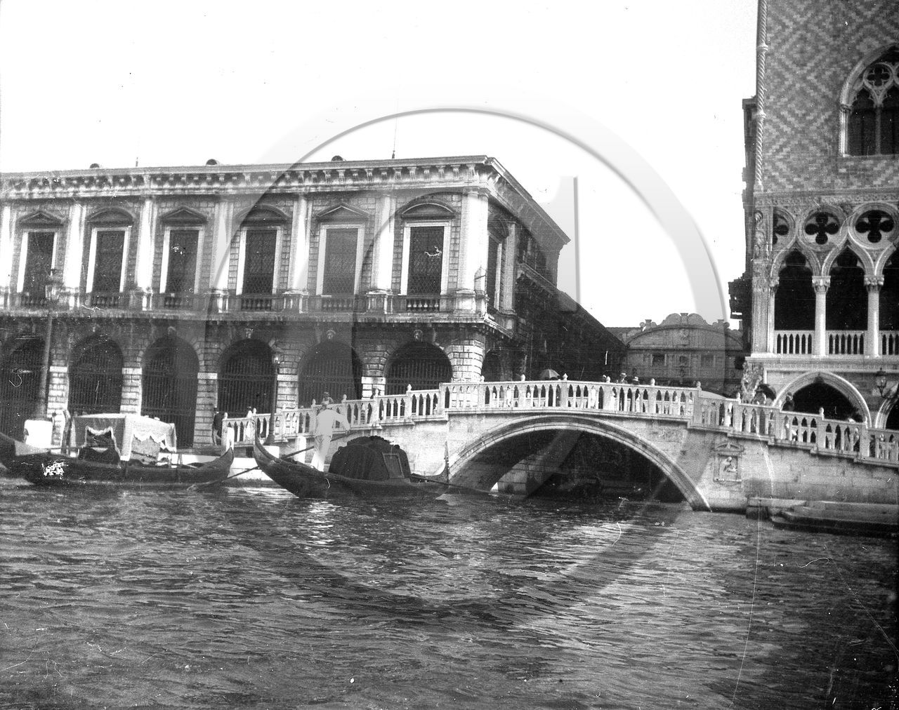 Venise pont della paglia en arriere plan  le pont des soupirs Italie .jpg