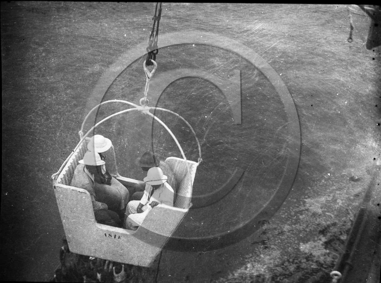 BA 928 embarquement de personnes par nacelle - paquebot  Asie .jpg