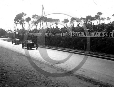 AUC 63 Staouéli 1929  Devaud sur Amilcar  Eybrard sur Bugatti  devant les tribunes  .jpg