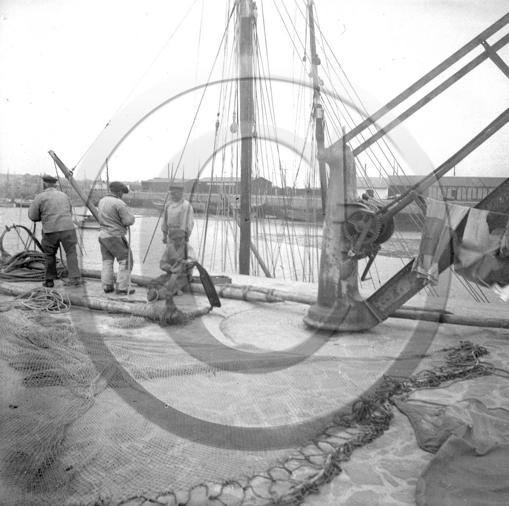 vi  1351 les sables d'olonne scène de port dpt 85.jpg