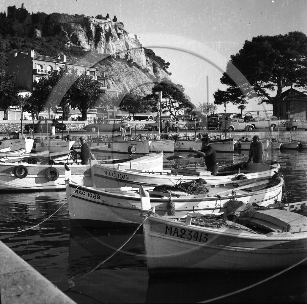 BA 340 Cassis le port pointus a moteur dpt 13  .jpg