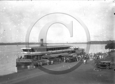 cameroun bateau william guynet.a quai voitures et foule.jpg