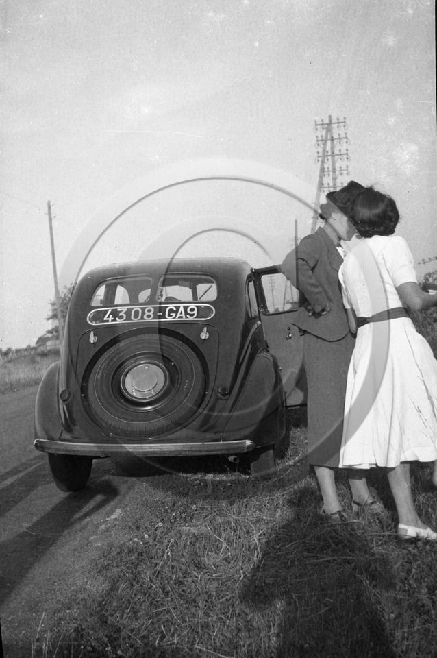 AU 1500 Peugeot 302 .jpg