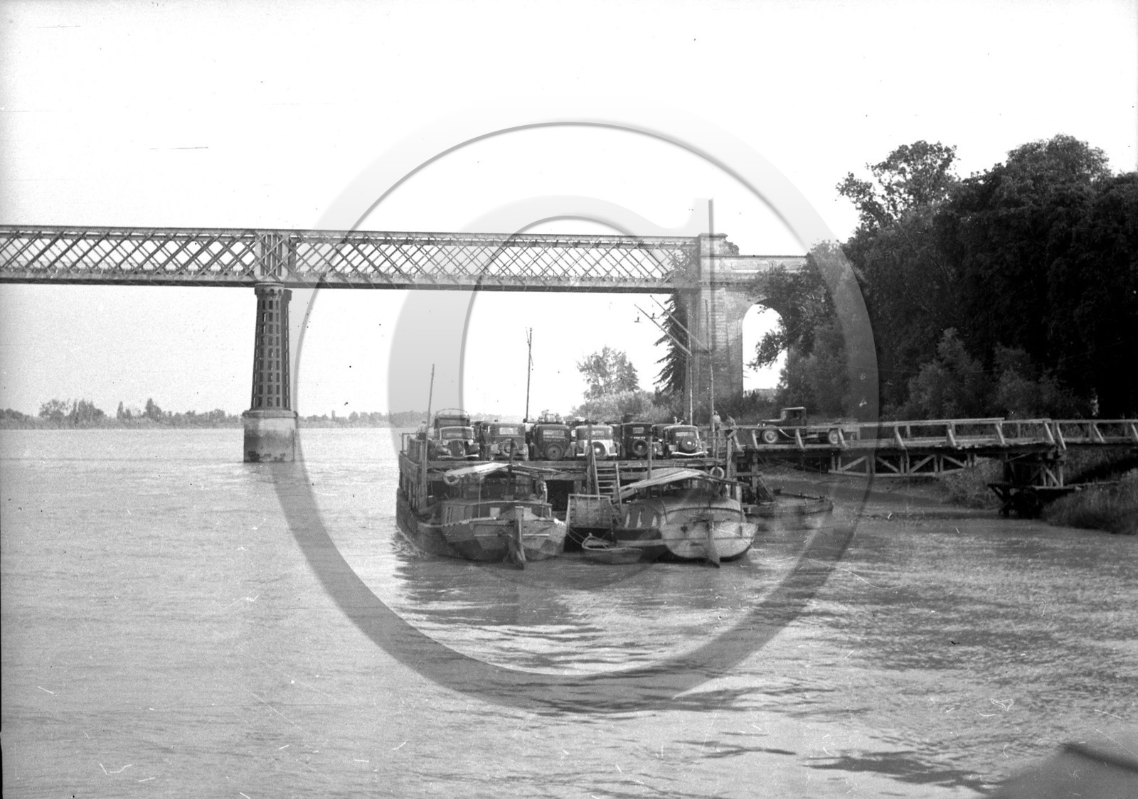 vi  1670 pont détruit  ponton avec voitures.jpg