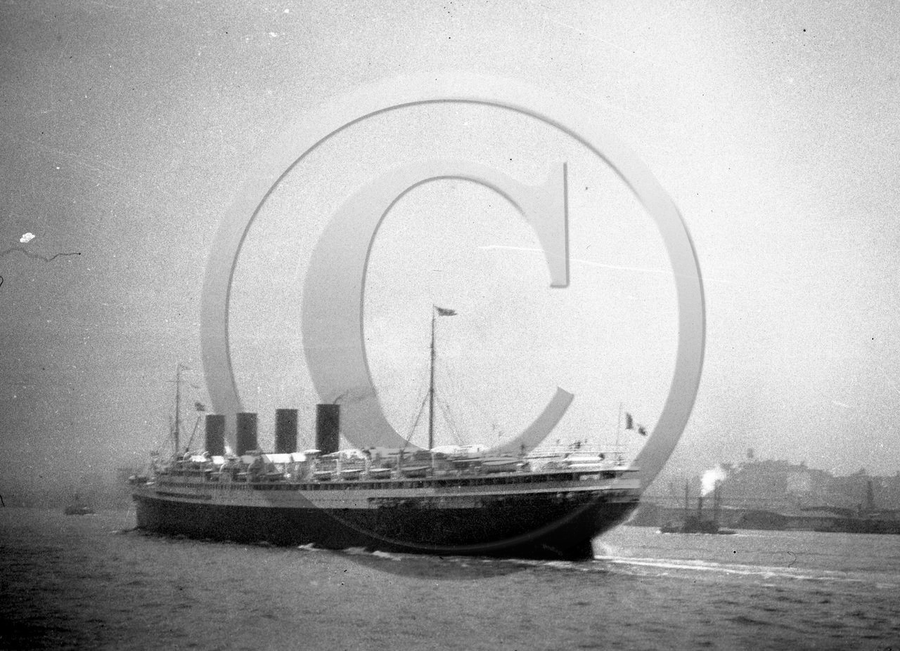 BA 604 paquebot quatres cheminees .jpg