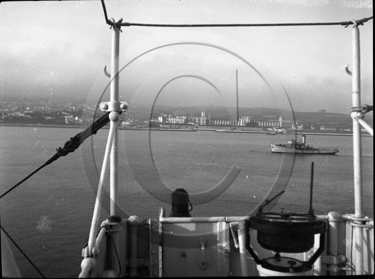 BA 950 remorqueur au mouillage - paquebot .jpg