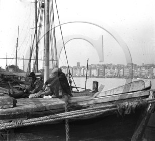 BA 681 Marseille  casse croute sur le pont d un bateau dpt 13  .jpg