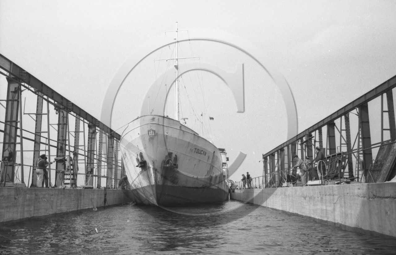 31 mai 1965 pétrolier Toucan dans la cale sèche des chantiers Auroux - 3 -.jpg