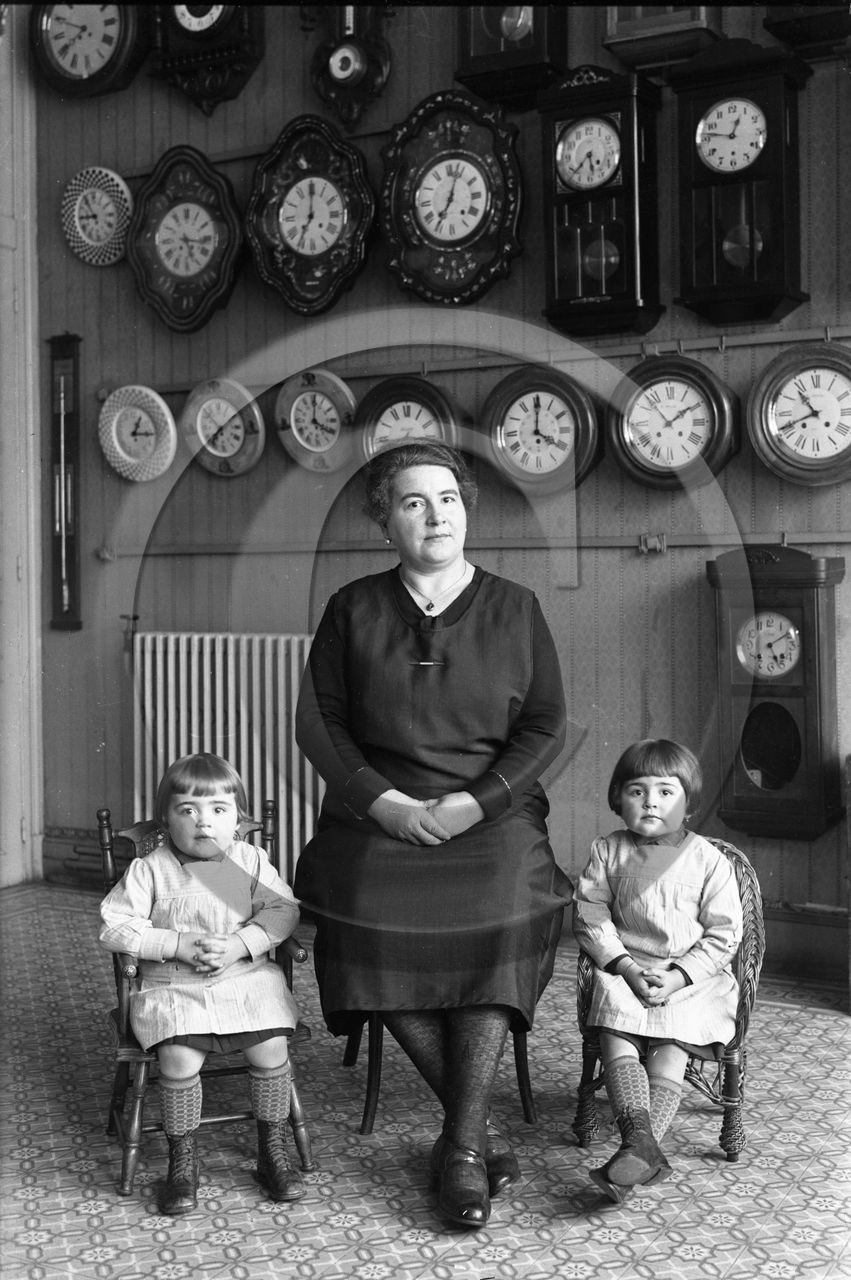 vi  898 Ham mme Delury et ses filles  dpt 80 .jpg