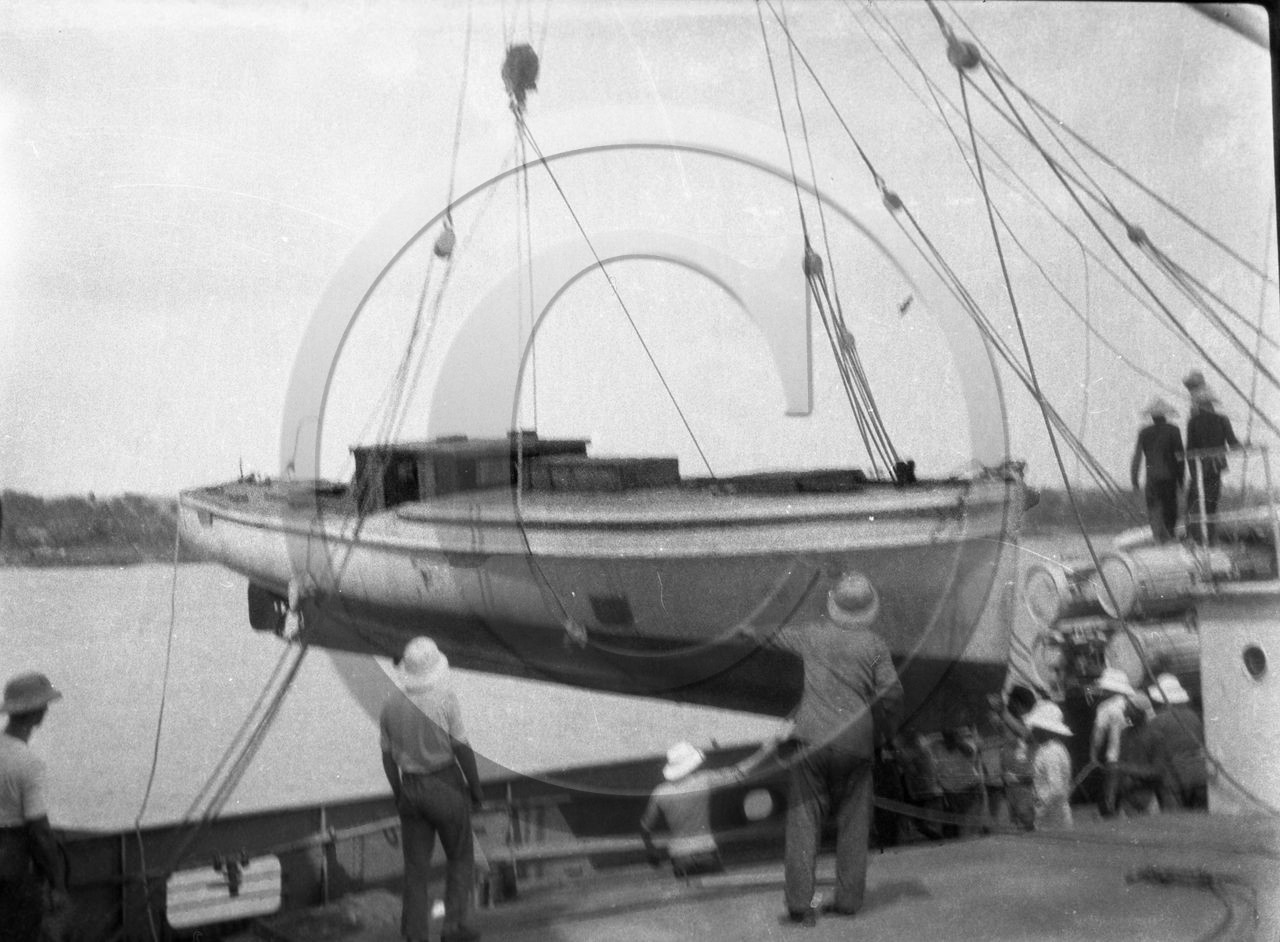 BA 932 paquebot  embarquement d un canot a moteur .jpg