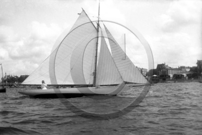 arc 1046 Arcachon voilier devant jetee Thiers.jpg