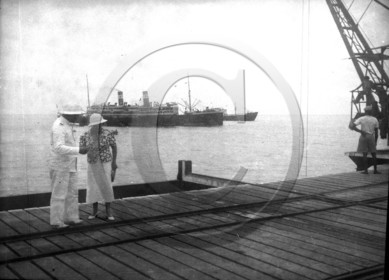 BA 958 paquebot des chargeurs reunis mouille en rade .jpg