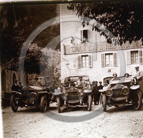 AU 4343 groupe d ancetres  a identifier .jpg