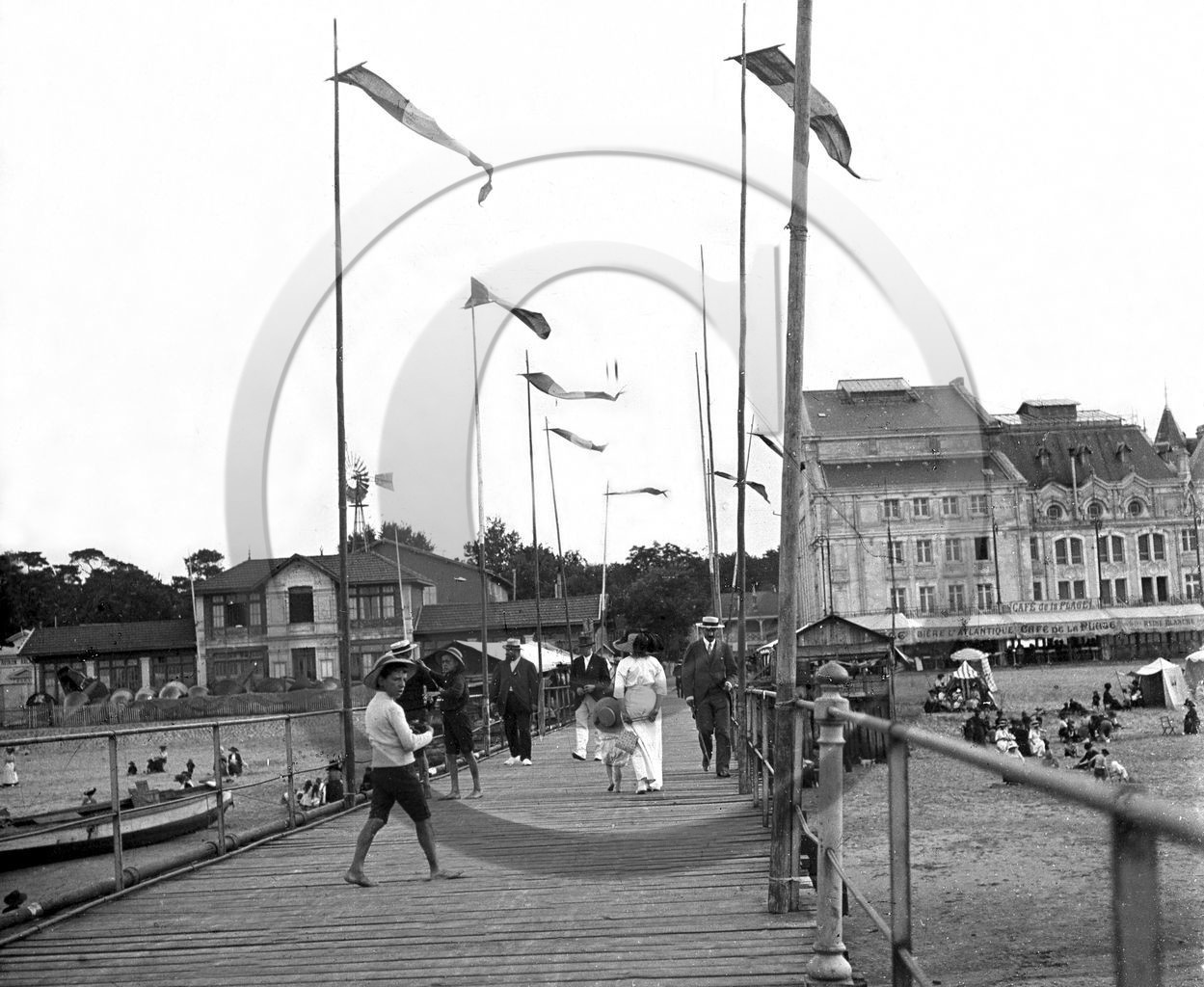 arc 4604  jetee d Eyrac aquarium cafe de la plage  casino .jpg
