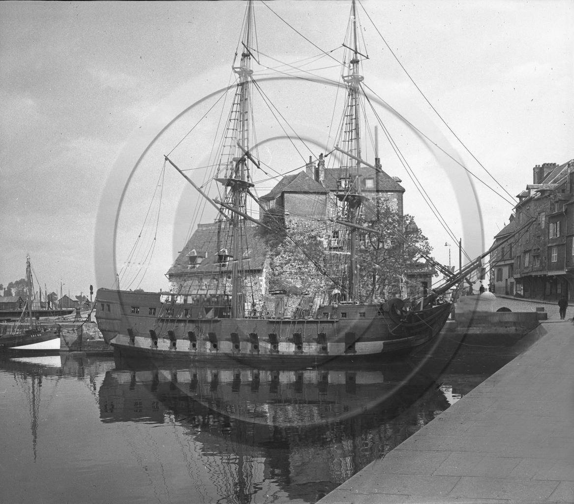 vi  1800 Honfleur reconstruction bateau ancien  dpt 14 .jpg