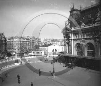 vi  1651 Paris  devant métro - garage du PLM- voiture Hotchkiss peut étre au gazo.jpg
