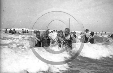 vi  1743 Montalivet en 1927 le bain dpt 33.jpg